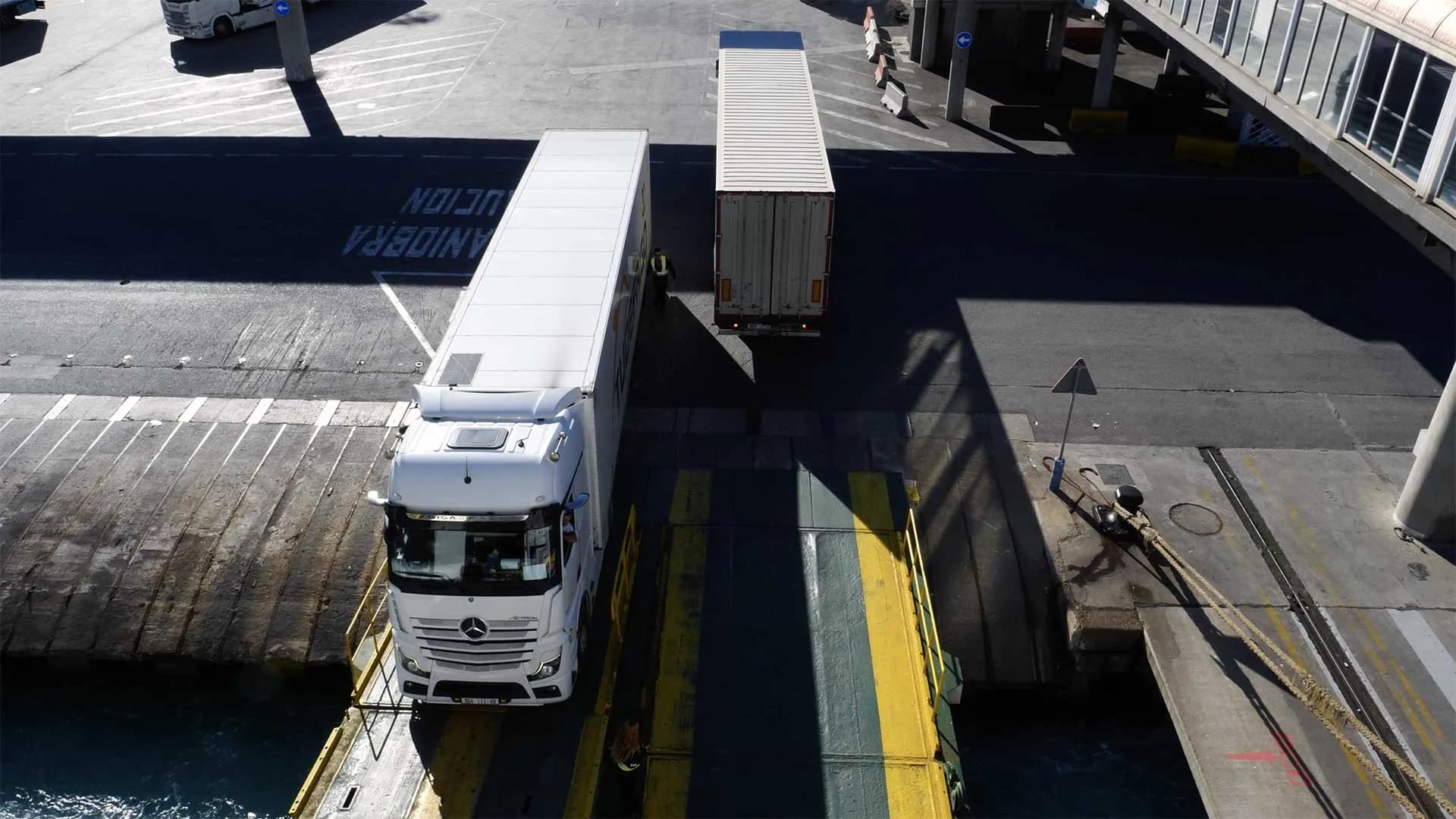 The truck traffic from the port of Algeciras increased by 11% in April on the lines of the Strait